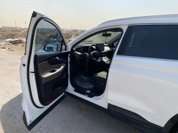 Car image 9