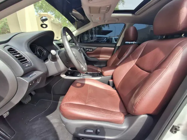 Car image 12