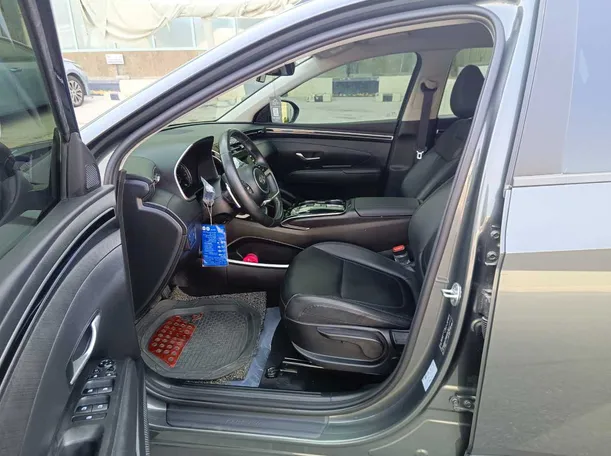 Car image 14