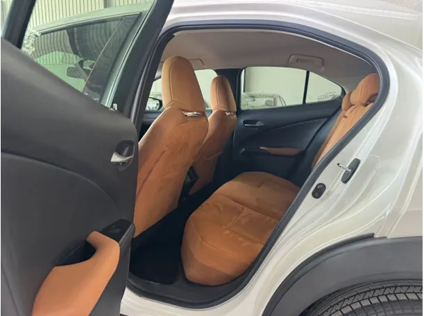 Car image 17