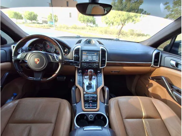 Car image 14