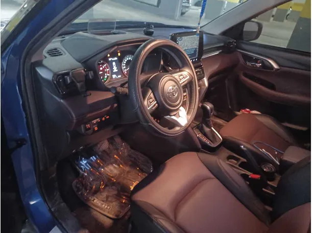 Car image 12