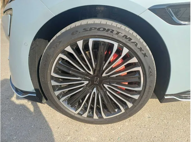 Car image 9