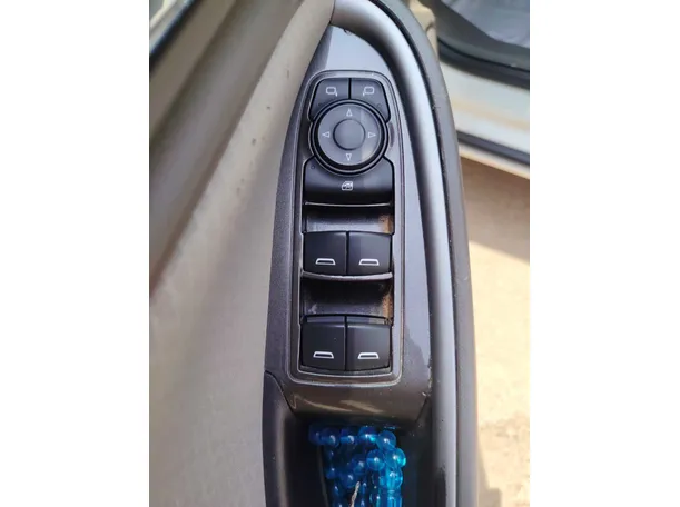 Car image 26