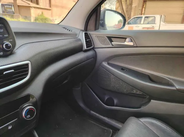 Car image 25