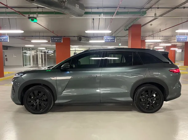Car image 8