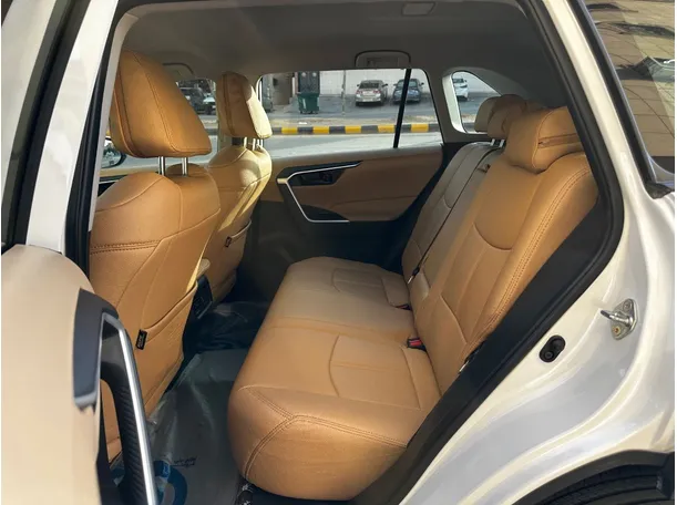 Car image 15