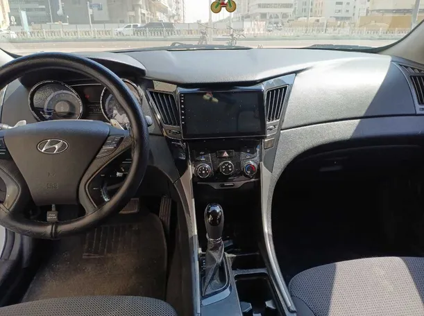 Car image 15