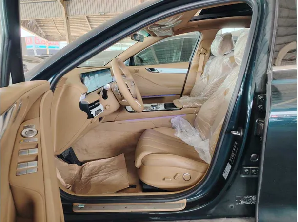 Car image 14