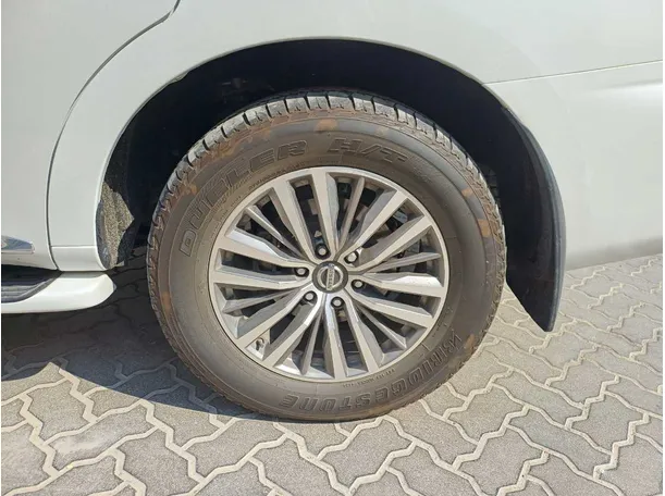 Car image 9