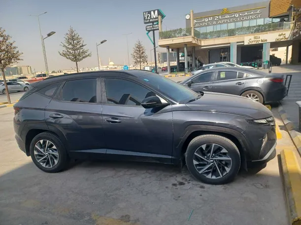 Car image 4