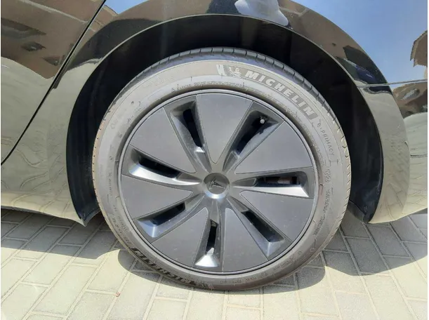 Car image 9