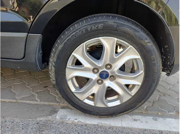 Car image 9