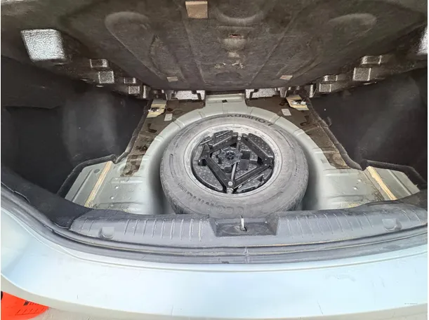 Car image 10