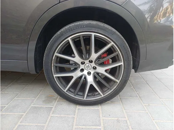 Car image 9