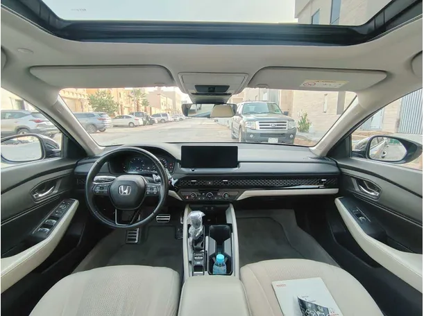 Car image 18