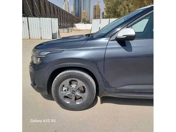 Car image 9