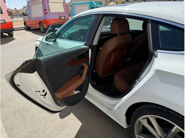 Car image 12