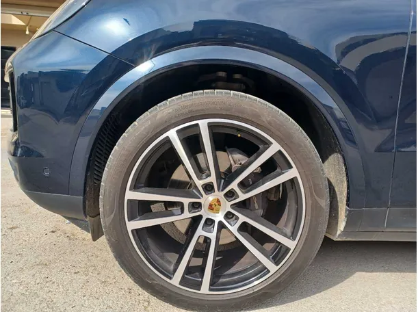 Car image 9