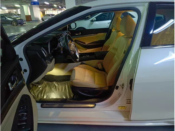 Car image 14