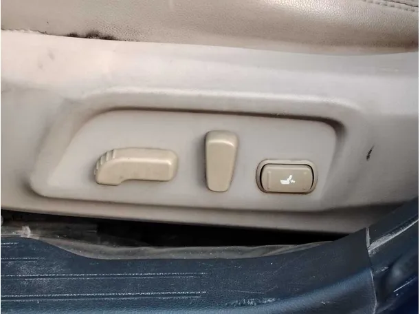 Car image 30