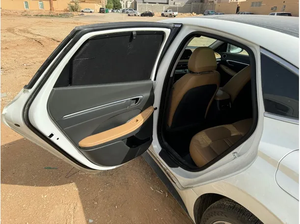 Car image 11