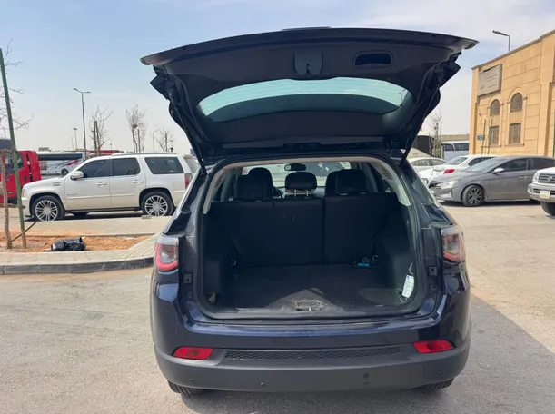 Car image 19