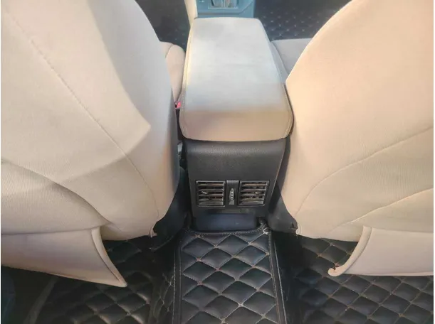 Car image 32