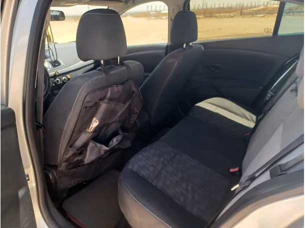 Car image 14