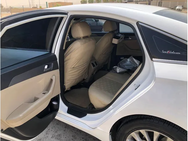 Car image 12