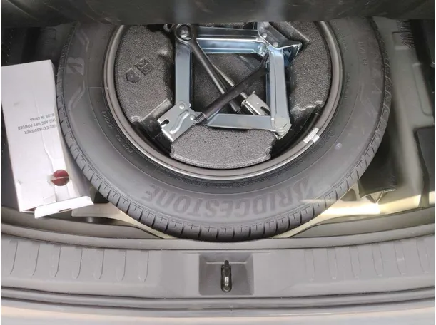 Car image 32