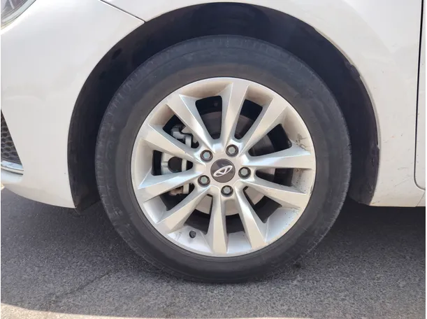 Car image 9