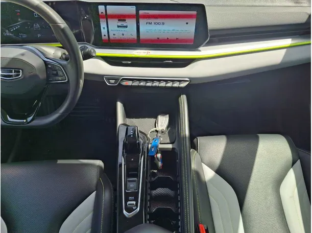 Car image 16