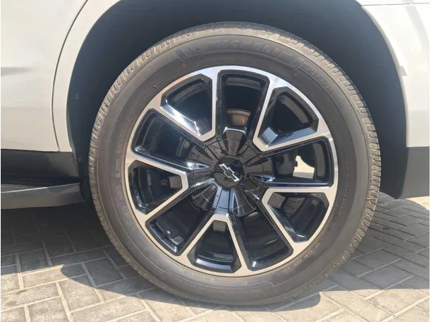 Car image 9