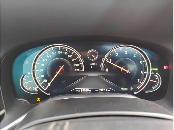Car image 25