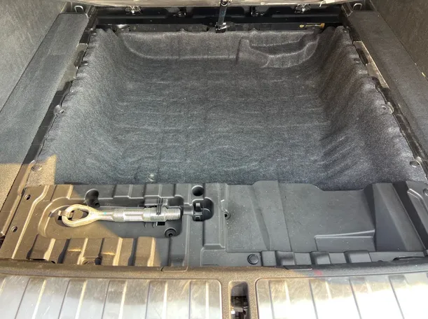 Car image 24