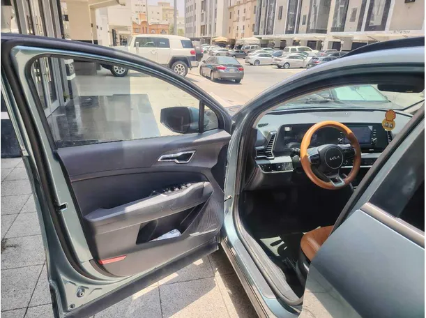 Car image 12