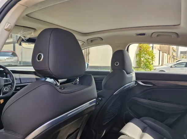 Car image 14