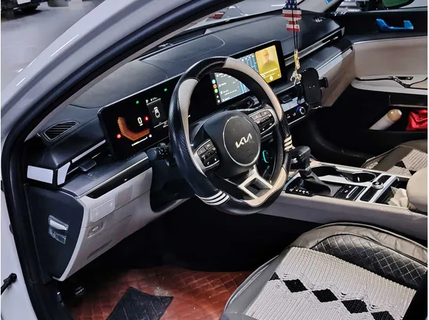 Car image 12