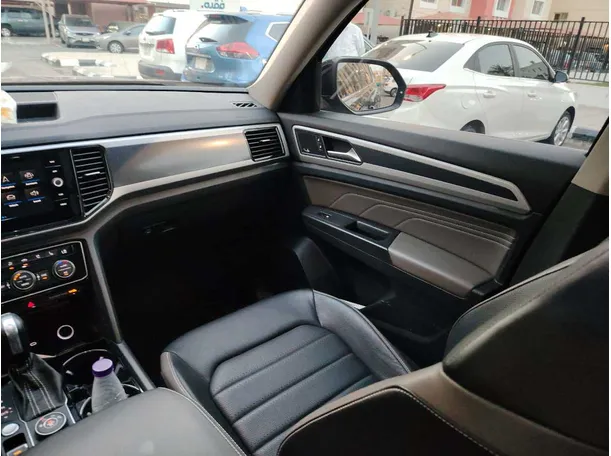 Car image 26