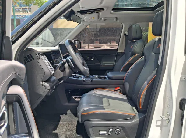 Car image 12