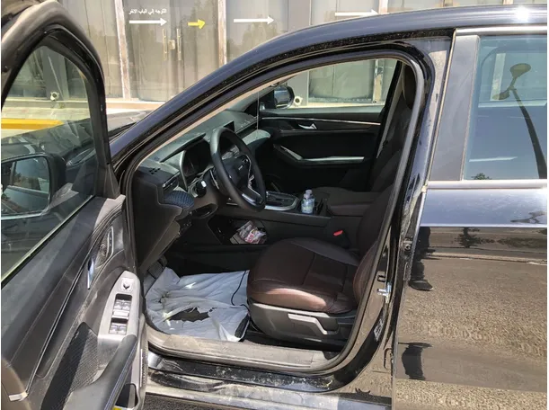 Car image 12