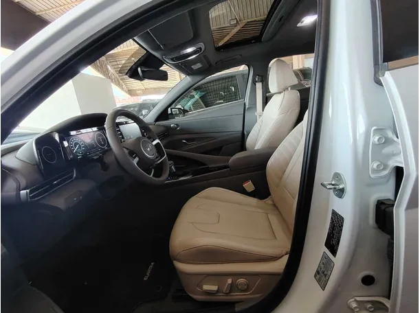 Car image 14