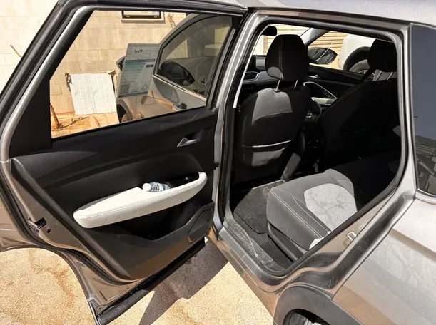 Car image 13