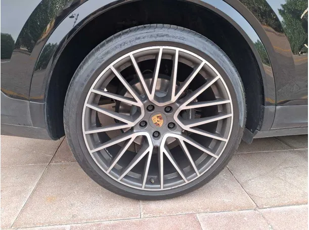 Car image 9