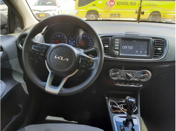 Car image 14