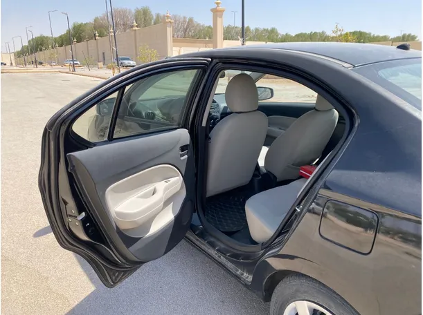 Car image 12