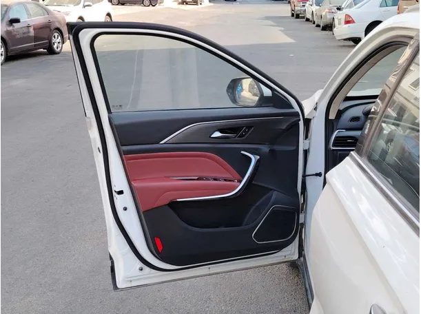 Car image 11
