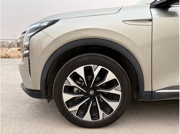 Car image 9