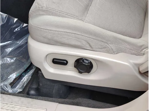 Car image 27
